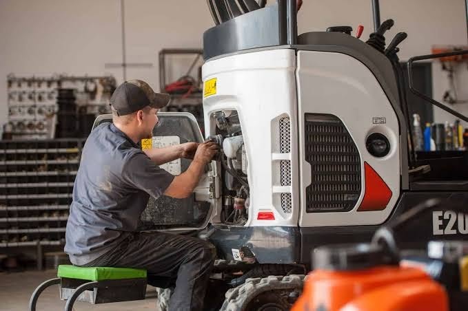Szukamy mechanika maszyn budowlanych — serwis Bobcat w Pałubicach koło Kartuz.