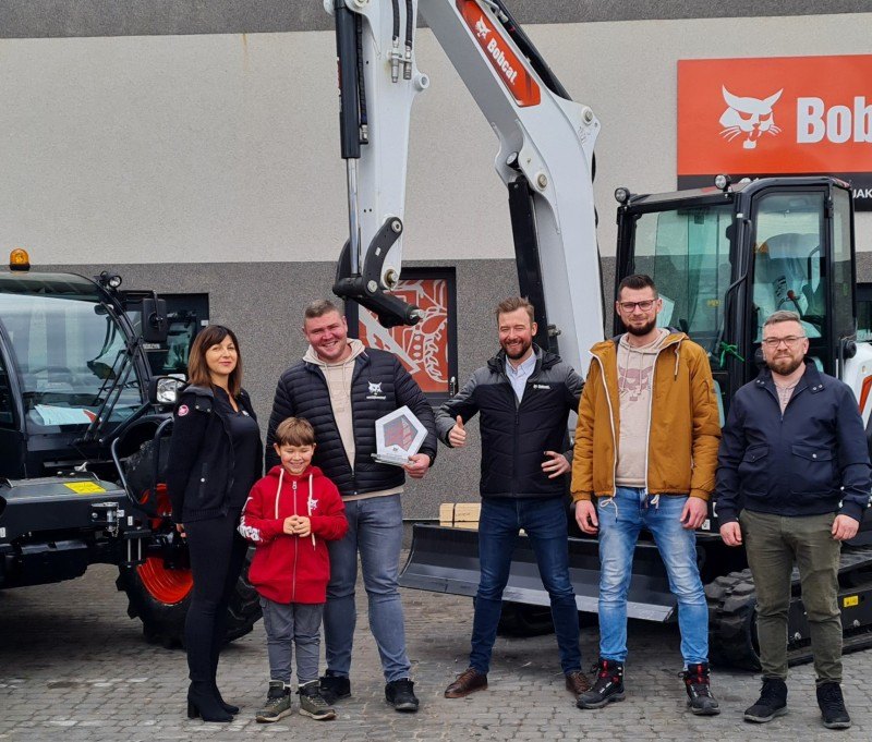 Zespół Bujak Maszyny przy przekazaniu maszyny Bobcat klientowi